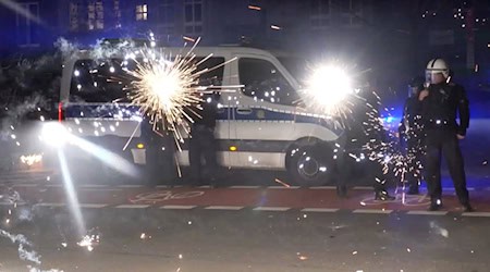 Anklagen nach Böllerwürfen auf Polizisten zu Silvester