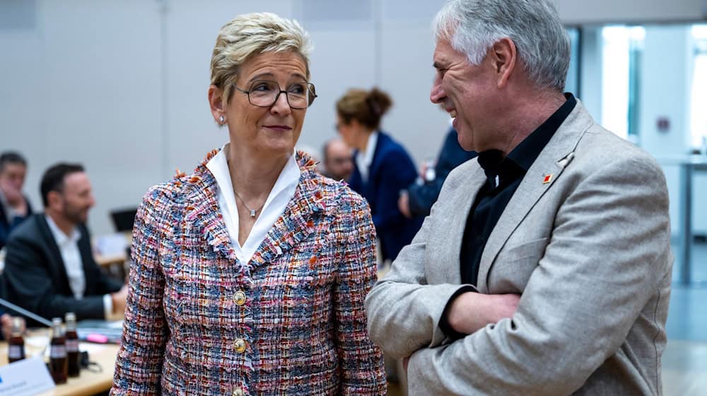 Freundliche Stimmung: Die Verhandlungsführer der bayerischen Metall-Arbeitgeber, Angelique Renkhoff-Mücke, und der IG Metall Bayern, Horst Ott / Foto: Lennart Preiss/dpa