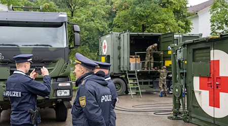 In der Bundesrepublik darf die Bundeswehr nur in bestimmten Fällen im Rahmen einer Amtshilfe eingesetzt werden.  / Foto: Stefan Puchner/dpa