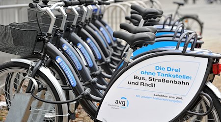 In Augsburg hatten die Stadtwerke seit 2011 an Verleihstationen Fahrräder zum Mieten angeboten. Ende 2023 wurde das Angebot eingestellt, nun soll das neu konzipierte Bikesharing mit mehr Leihstationen und mehr Zweirädern die Menschen zum Umstieg aufs Rad bringen. (Archivfoto) / Foto: picture alliance / dpa