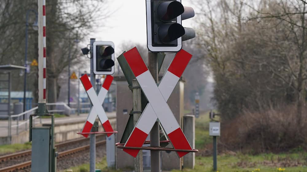 Das Auto blieb den Angaben zufolge beim Überqueren des Bahnübergangs im Gleisbett stecken. (Symbolbild) / Foto: Marcus Brandt/dpa