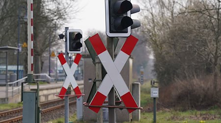 Das Auto blieb den Angaben zufolge beim Überqueren des Bahnübergangs im Gleisbett stecken. (Symbolbild) / Foto: Marcus Brandt/dpa