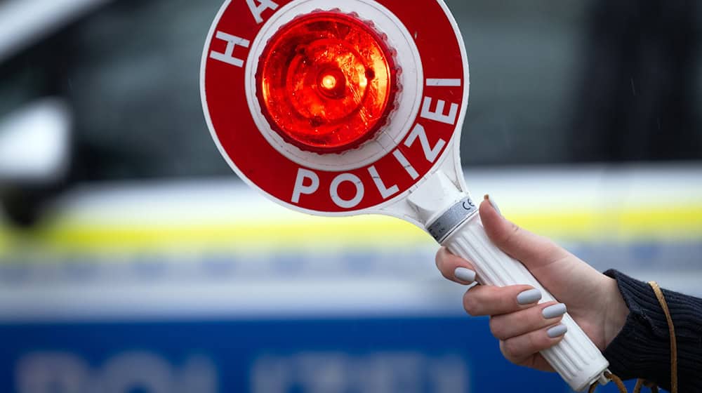 Polizeibeamte wollten am frühen Samstagmorgen ein Auto kontrollieren, doch der Fahrer hielt nicht an. (Symbolbild) / Foto: Soeren Stache/dpa