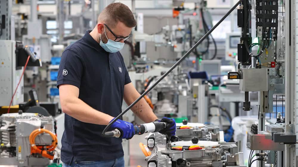 Der Autozulieferer ZF will seine Belegschaft in Schweinfurt weniger Stunden arbeiten lassen, um Stellenstreichungen zu vermeiden. (Archivbild) / Foto: Karl-Josef Hildenbrand/dpa