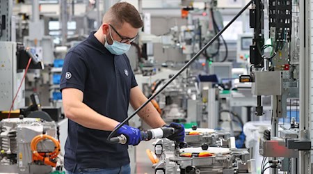 Der Autozulieferer ZF will seine Belegschaft in Schweinfurt weniger Stunden arbeiten lassen, um Stellenstreichungen zu vermeiden. (Archivbild) / Foto: Karl-Josef Hildenbrand/dpa