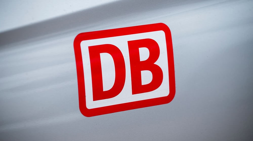 Das Logo der Deutschen Bahn auf einem Auto. Die DB will jahrelang das Bahnangebot in Oberstdorf wegen Bauarbeiten einschränken. Fernverkehrszüge sollen dann gar nicht mehr in die Urlaubsregion in den Allgäuer Alpen fahren. (Archivbild-Illustration) / Foto: Daniel Vogl/dpa