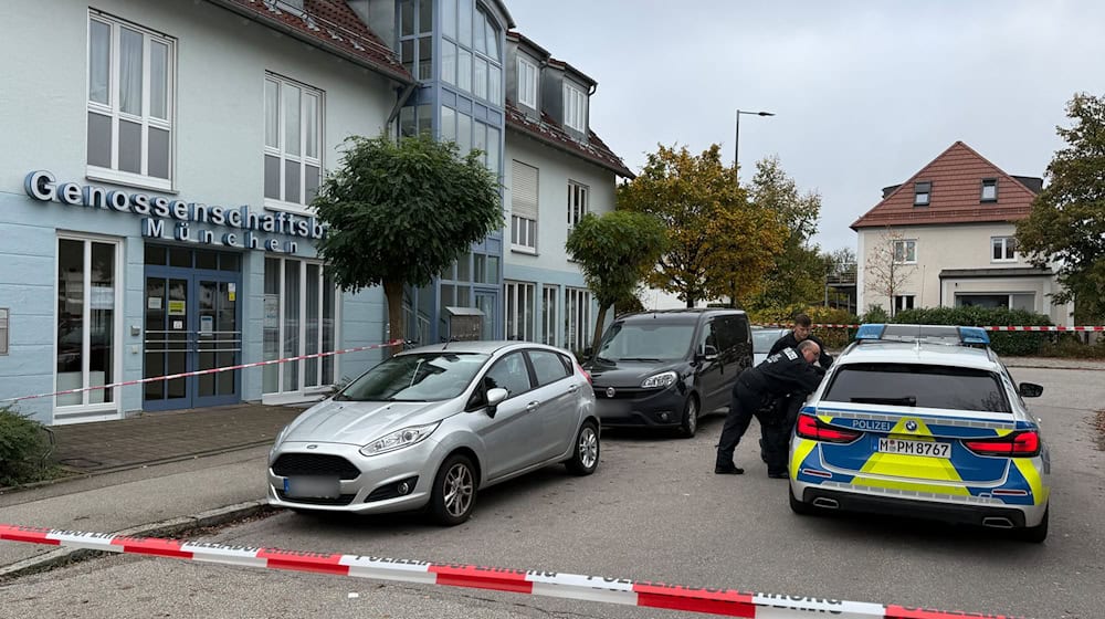 Die Polizei sucht weiter nach Zeuginnen und Zeugen des mutmaßlichen Banküberfalls. / Foto: -/Vifogra/dpa