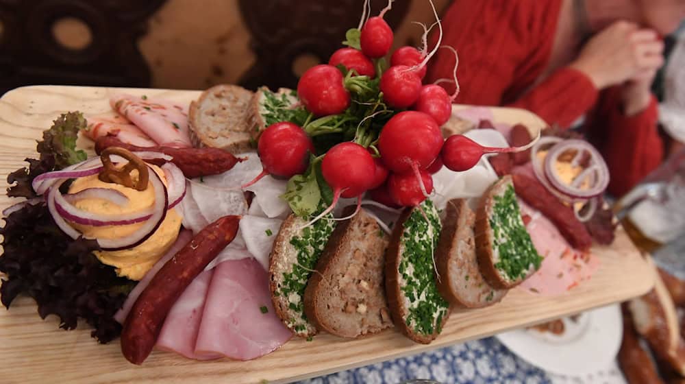 Eine bayerische Brotzeit ist auch außerhalb des Freistaates ein sehr beliebtes Essen. Eine neue Studie zeigt aber, auch im Freistaat ändern sich die Essgewohnheiten. (Symbolbild)  / Foto: Felix Hörhager/dpa