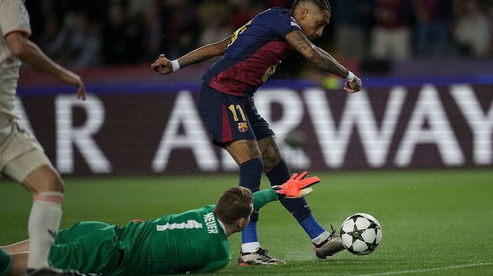 Manuel Neuer am Boden, hier beim ersten der drei Tore von Angreifer Raphinha (r) beim 1:4 in Barcelona.  / Foto: Emilio Morenatti/AP