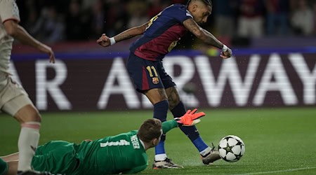 Manuel Neuer am Boden, hier beim ersten der drei Tore von Angreifer Raphinha (r) beim 1:4 in Barcelona.  / Foto: Emilio Morenatti/AP