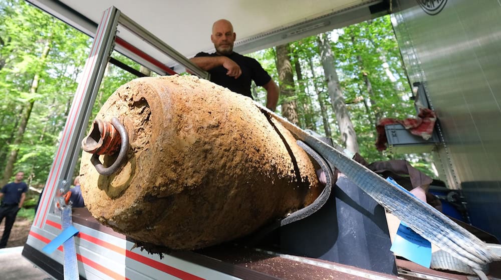 Es ist ein gefährlicher Job, der keine Fehler gestattet: Bombenentschärfer müssen auch in Bayern regelmäßig Blindgänger und alte Kriegswaffen unschädlich machen. (Archivbild) / Foto: Bernd Weißbrod/dpa