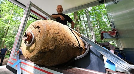 Es ist ein gefährlicher Job, der keine Fehler gestattet: Bombenentschärfer müssen auch in Bayern regelmäßig Blindgänger und alte Kriegswaffen unschädlich machen. (Archivbild) / Foto: Bernd Weißbrod/dpa