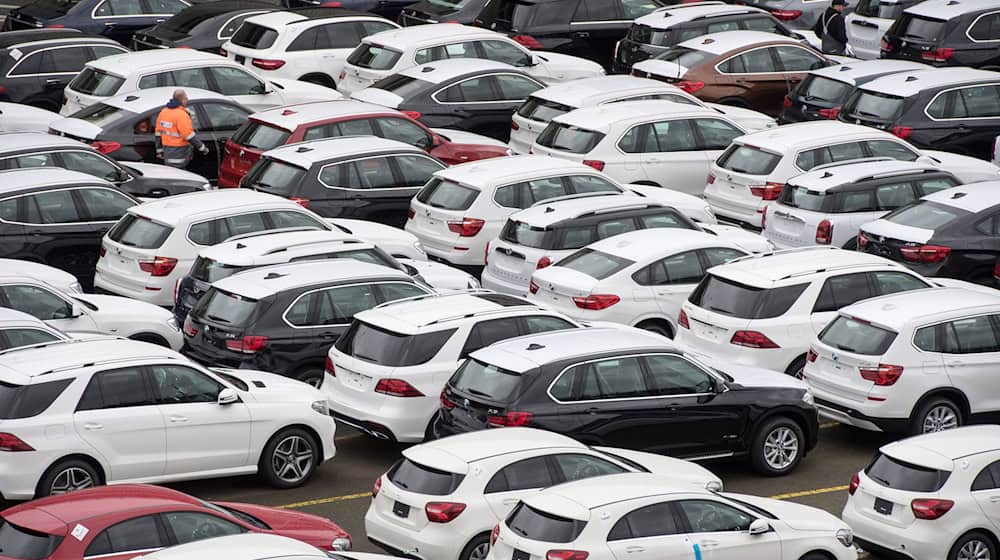 Sowohl BMW als auch Mercedes kämpfen um ihre Absätze in China. (Symbolbild) / Foto: Ingo Wagner/dpa