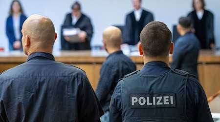 Die beiden Angeklagten sollen laut Staatsanwaltschaft gemeinsam gehandelt haben. / Foto: Peter Kneffel/dpa