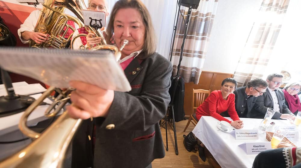 Zum Aschermittwoch reiste Sahra Wagenknecht (rotes Kleid) für eine Rede nach Passau. Bei der Gründung des Landesverbandes Bayern im November wird sie wohl nicht dabei sein. (Archivbild)   / Foto: Lukas Barth/dpa