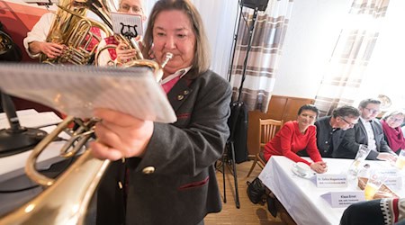 Zum Aschermittwoch reiste Sahra Wagenknecht (rotes Kleid) für eine Rede nach Passau. Bei der Gründung des Landesverbandes Bayern im November wird sie wohl nicht dabei sein. (Archivbild)   / Foto: Lukas Barth/dpa