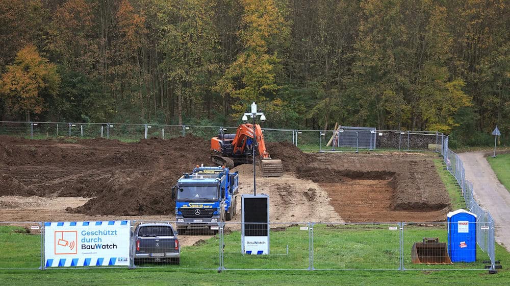 Seit Wochen bereiten Bagger den Platz für die Gasbohrung in Reichling vor. (Archivbild / Foto: Karl-Josef Hildenbrand/dpa