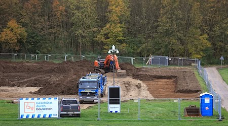 Seit Wochen bereiten Bagger den Platz für die Gasbohrung in Reichling vor. (Archivbild / Foto: Karl-Josef Hildenbrand/dpa