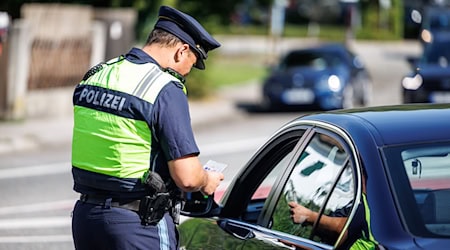 Die Polizei fand neben Pyrotechnik unter anderem auch Springmesser. (Symbolbild) / Foto: Matthias Balk/dpa