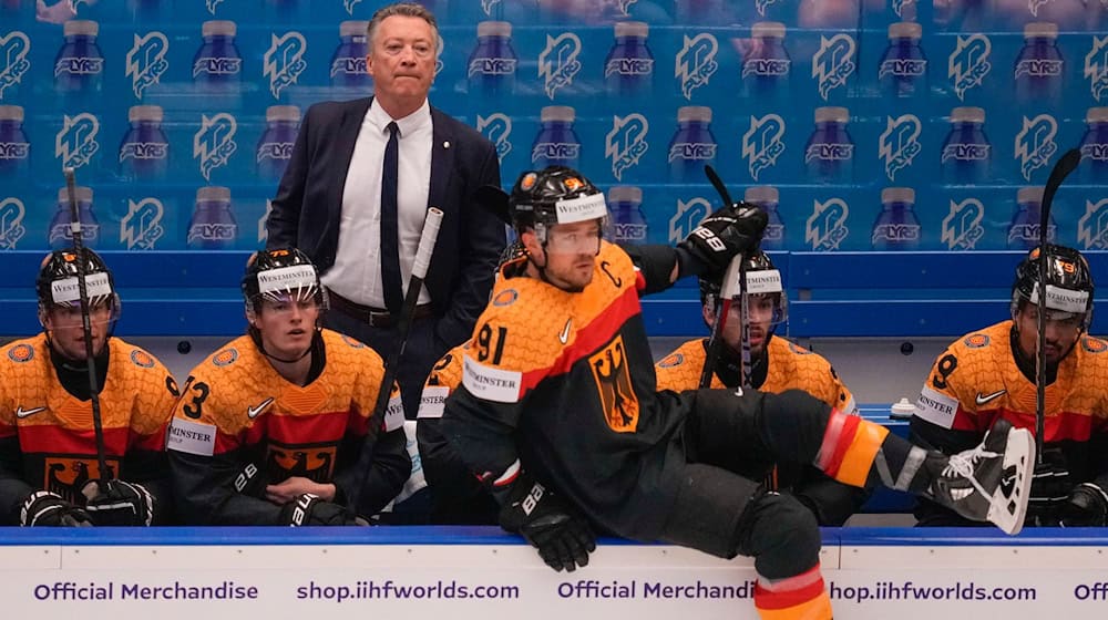 Eishockey-Bundestrainer Harold Kreis hofft wegen Olympia 2026 auf zusätzliche Motivation seiner Spieler. / Foto: Darko Vojinovic/AP