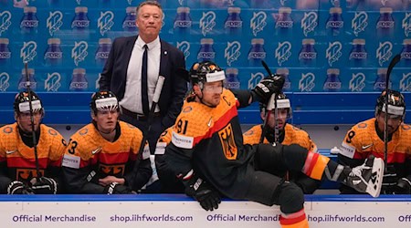 Eishockey-Bundestrainer Harold Kreis hofft wegen Olympia 2026 auf zusätzliche Motivation seiner Spieler. / Foto: Darko Vojinovic/AP