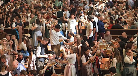 Vollbesetzte Bierzelte sind für Viren ein gutes Revier. / Foto: Karl-Josef Hildenbrand/dpa