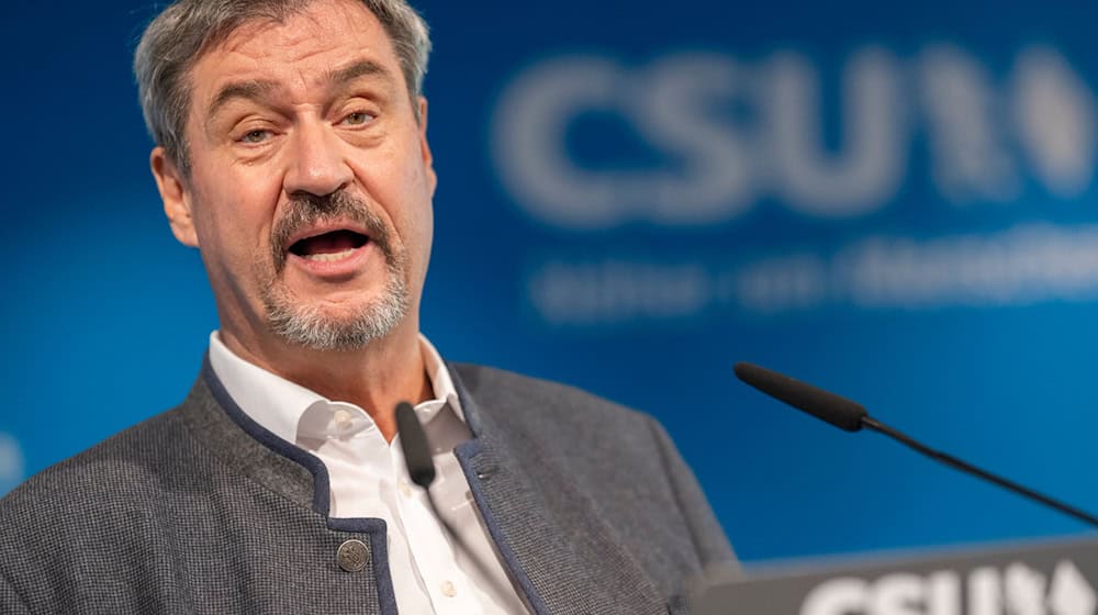 Markus Söder spricht gleich zum Auftakt des CSU-Parteitags - und dürfte klare Worte wählen. (Archivbild) / Foto: Peter Kneffel/dpa