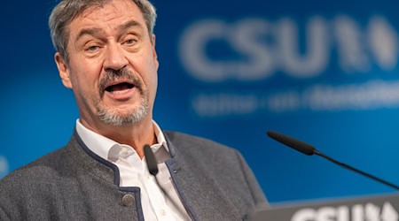 Markus Söder spricht gleich zum Auftakt des CSU-Parteitags - und dürfte klare Worte wählen. (Archivbild) / Foto: Peter Kneffel/dpa