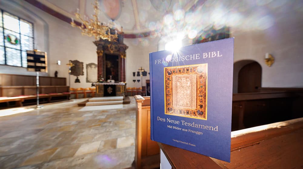 Die Bibel auf Fränkisch ist 600 Seiten stark. / Foto: Daniel Karmann/dpa