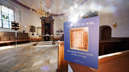 Die Bibel auf Fränkisch ist 600 Seiten stark. / Foto: Daniel Karmann/dpa