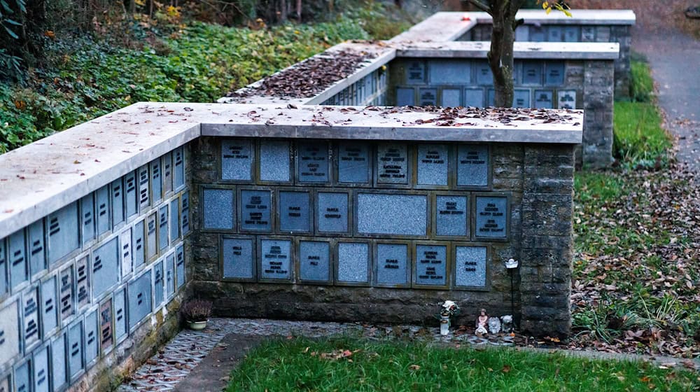 In Bayerns Städten gibt es deutlich mehr Urnenbeisetzungen als Beerdigungen von Särgen. (Archivbild) / Foto: Daniel Karmann/dpa