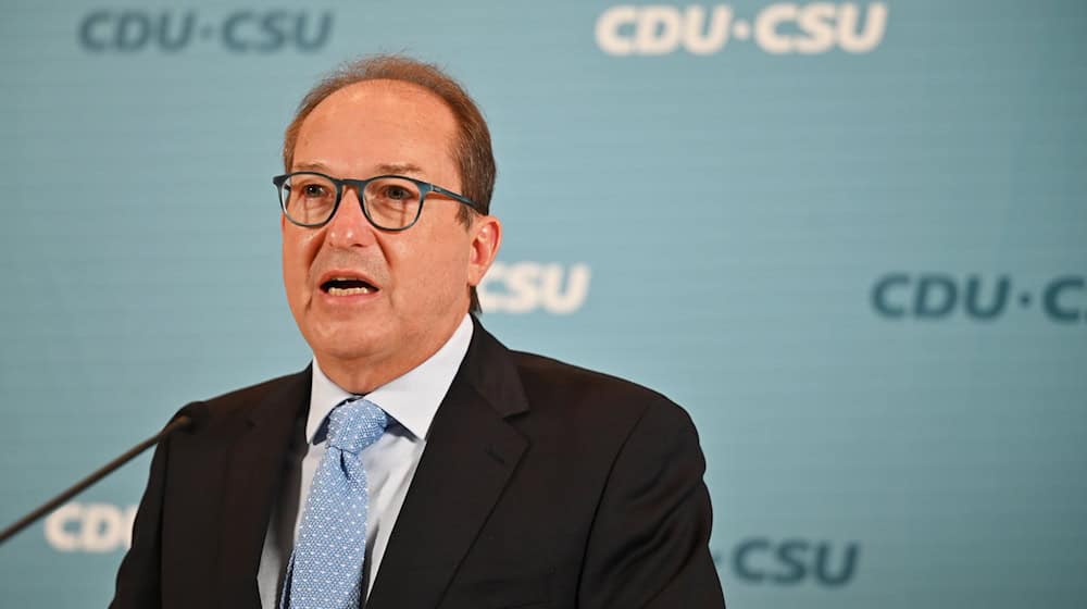 Der Chef der CSU-Abgeordneten im Bundestag, Alexander Dobrindt, sagt, seine Partei sei auf eine mögliche vorgezogene Bundestagswahl vorbereitet. (Archivfoto) / Foto: Anna Ross/dpa