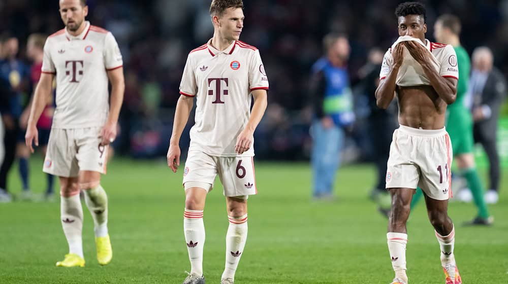 Frust nach dem 1:4 in Barcelona: Harry Kane (l-r), Joshua Kimmich und Kingsley Coman. / Foto: Sven Hoppe/dpa