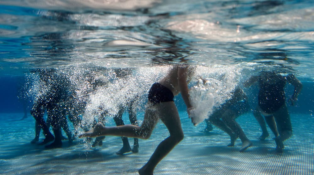 Im Hofer Hallenbad ereignet sich ein Badeunfall. (Symbolbild) / Foto: Emily Wabitsch/dpa