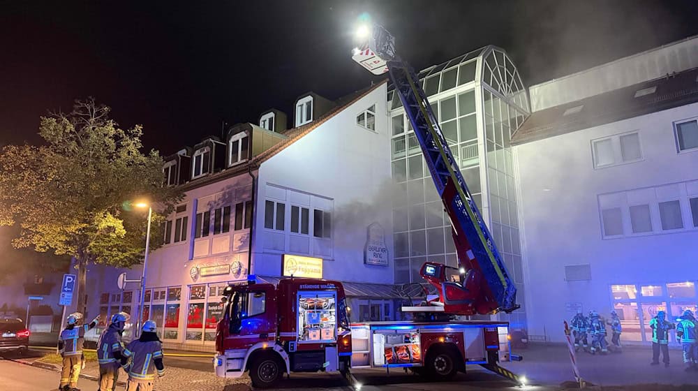 Etwa 150 Einsatzkräfte mit rund 60 Fahrzeugen waren laut einem ILS-Sprecher vor Ort. / Foto: Ferdinand Merzbach/NEWS5/dpa