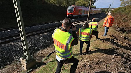 Nach dem tödlichen Unfall eines Sicherungspostens versuchen nun Experten, die Unfallursache zu klären. (Archivbild) / Foto: Karl-Josef Hildenbrand/dpa