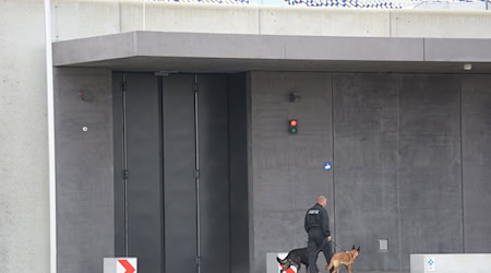 Justizangehöriger vor der JVA Augsburg-Gablingen. Hier hat es wegen eines möglichen Verdachts auf Körperverletzung im Amt einen Polizeieinsatz gegeben. (Archivbild) / Foto: Stefan Puchner/dpa