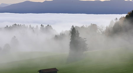 Der Deutsche Wetterdienst prognostiziert Nebel und schlechte Sicht, aber Sonne in den Bergen. (Symbolbild) / Foto: Karl-Josef Hildenbrand/dpa