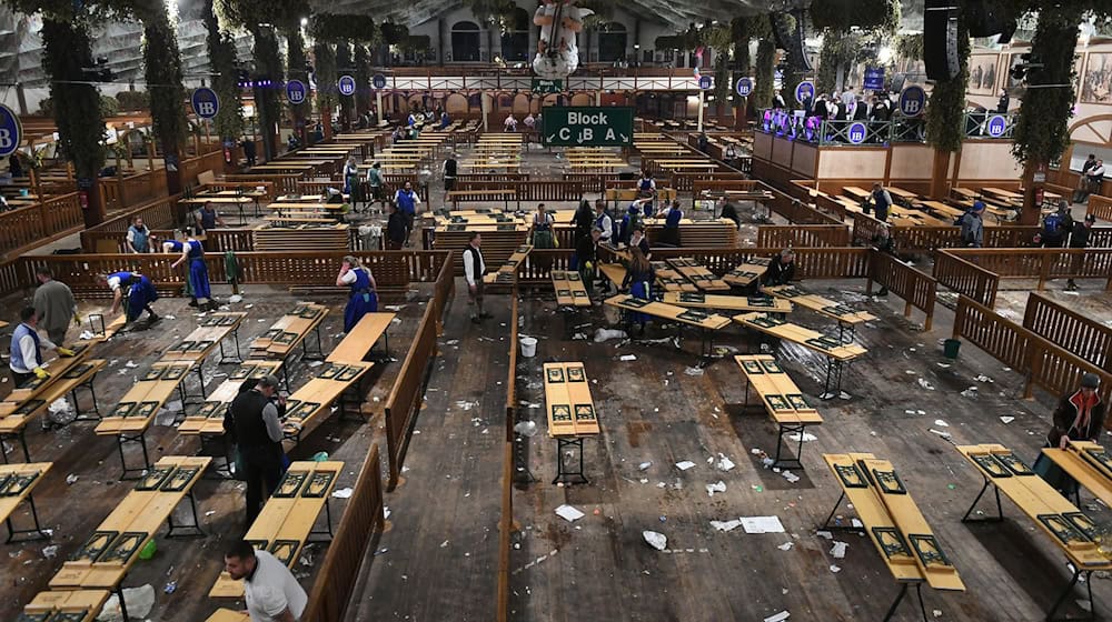 Nicht nur in den Festzelten selbst, sondern auch auf der Theresienwiese und in den umliegenden Straßen lag einiges an Müll.  / Foto: Felix Hörhager/dpa