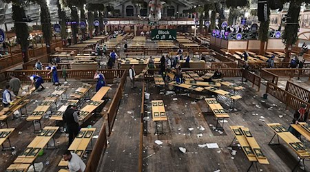 Nicht nur in den Festzelten selbst, sondern auch auf der Theresienwiese und in den umliegenden Straßen lag einiges an Müll.  / Foto: Felix Hörhager/dpa