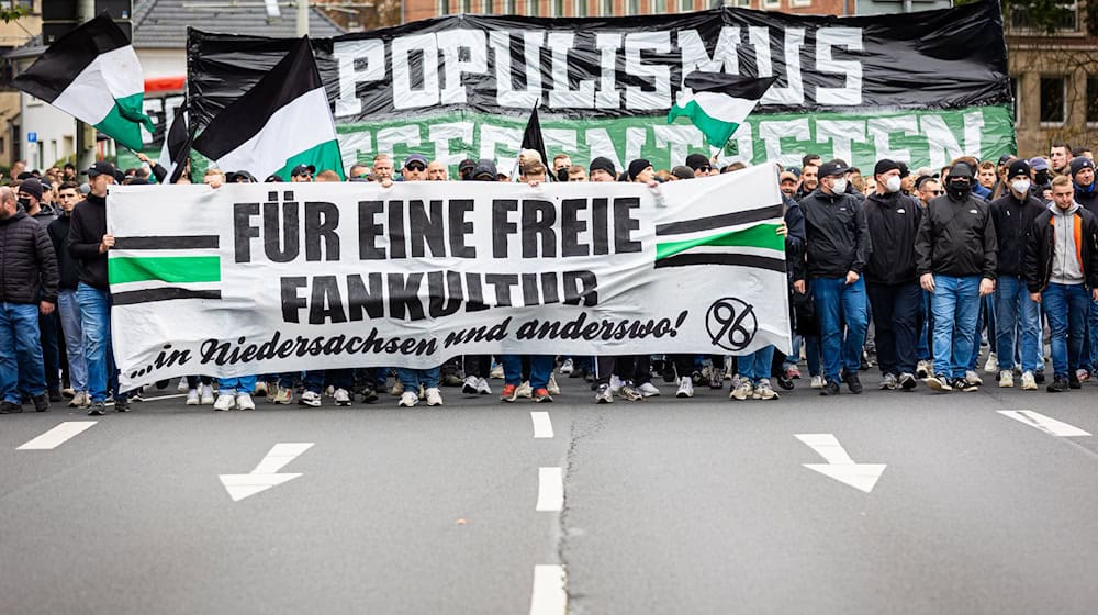 Thema, aber nicht Teilnehmer: Fans kritisieren, dass sie beim Sicherheitsgipfel in München nicht dabei sind. / Foto: Moritz Frankenberg/dpa