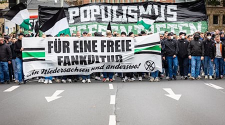 Thema, aber nicht Teilnehmer: Fans kritisieren, dass sie beim Sicherheitsgipfel in München nicht dabei sind. / Foto: Moritz Frankenberg/dpa