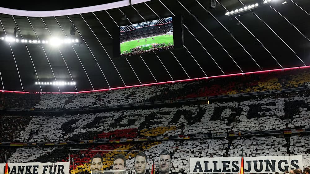 Die Fans verabschiedeten die Ex-Nationalspieler als «Legenden». / Foto: Christian Charisius/dpa