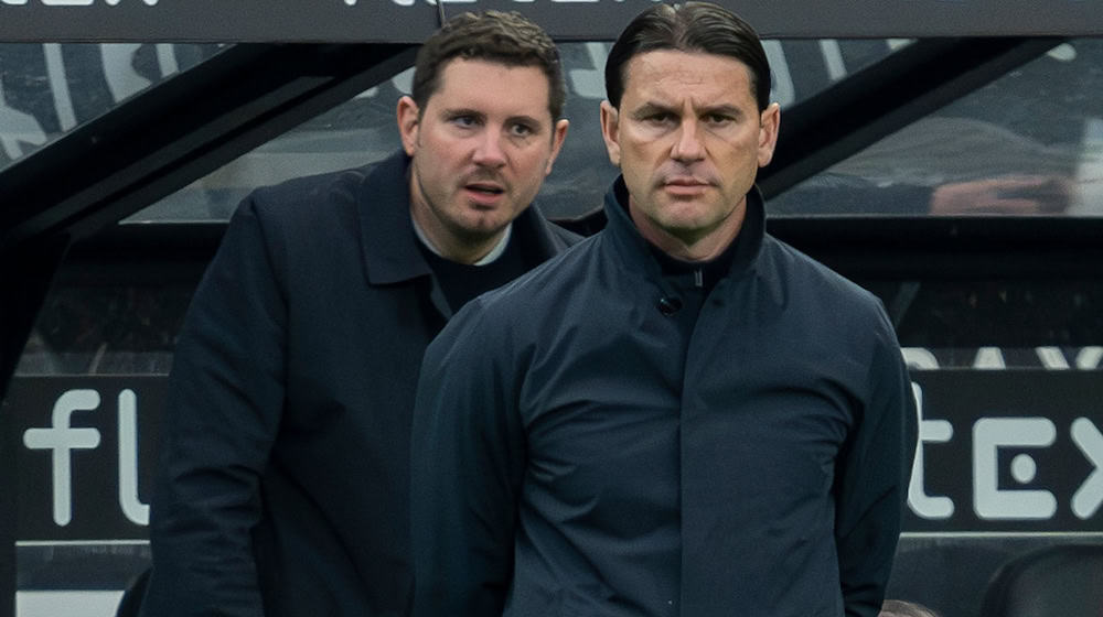 Der neue Scouting-Chef des FC Bayern kommt aus Gladbach: Nils Schmadtke (l), hier mit VfL-Trainer Gerardo Seoane. / Foto: David Inderlied/dpa