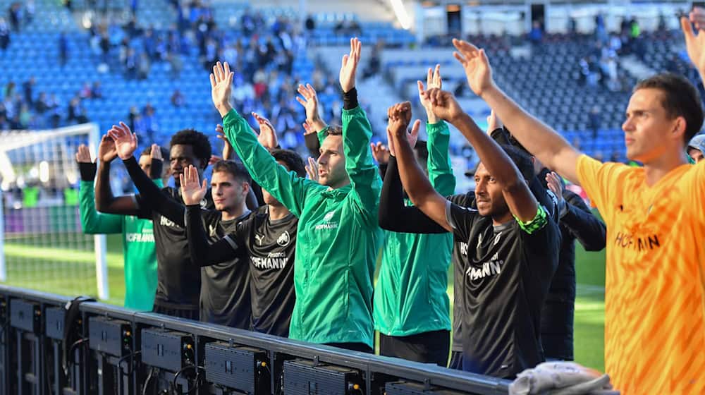 Nach einem kuriosen Spiel jubeln die Fürther Spieler vor ihren Fans. / Foto: Christophe Gateau/dpa