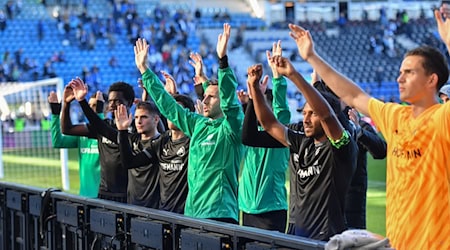 Nach einem kuriosen Spiel jubeln die Fürther Spieler vor ihren Fans. / Foto: Christophe Gateau/dpa