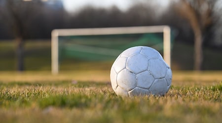 Ein Fußballspiel zwischen zwei Mannschaften der A-Klasse eskaliert. (Symbolbild) / Foto: Tobias Hase/dpa