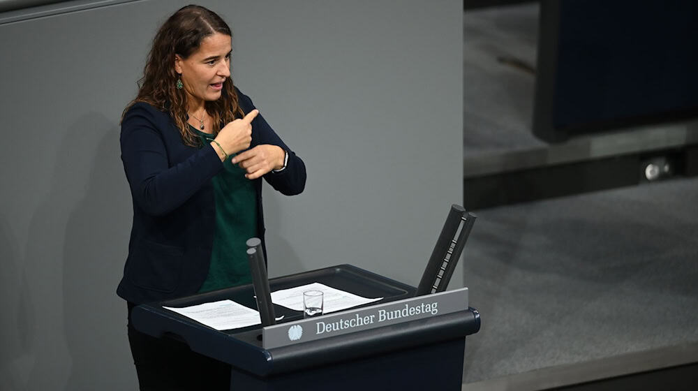 Heike Heubach (SPD) gebärdet eine Rede zur Wohnungspolitik / Foto: Carla Benkö/dpa