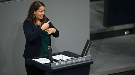 Heike Heubach (SPD) gebärdet eine Rede zur Wohnungspolitik / Foto: Carla Benkö/dpa