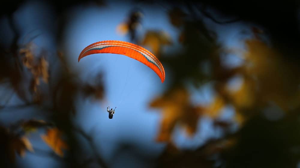 Ein Gleitschirmflieger verfing sich in Oberbayern in einem Baum. (Symbolbild) / Foto: Karl-Josef Hildenbrand/dpa